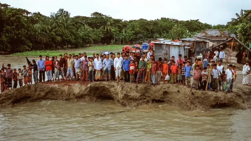 Một con đường ở đảo Bhola, Bangladesh bị lũ lụt làm sạt lở gần hết. Ảnh minh họa