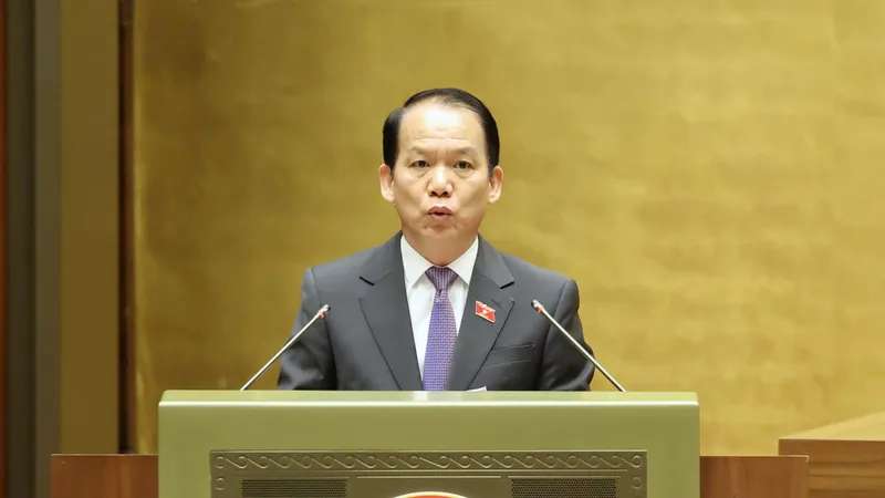 Chủ nhiệm Ủy ban Pháp luật và Tư pháp Hoàng Thanh Tùng trình bày báo cáo thẩm tra. Ảnh: QUANG PHÚC