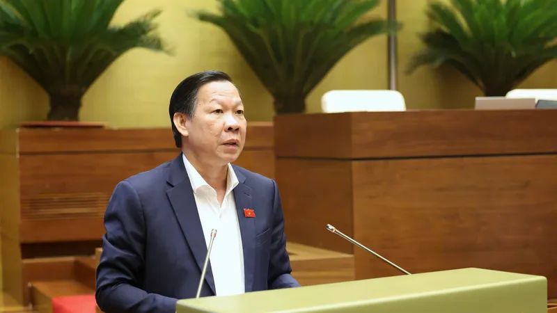 Chủ nhiệm Ủy ban Kinh tế và Tài chính của Quốc hội Phan Văn Mãi trình bày báo cáo thẩm tra dự án Luật sửa đổi, bổ sung một số điều của Luật Quy hoạch sáng 9-5. Ảnh: QUANG PHÚC