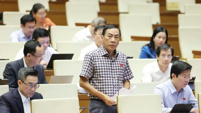 Đại biểu Phạm Văn Hòa (Đồng Tháp) phát biểu tại hội trường sáng 13-5. Ảnh: QUANG PHÚC 