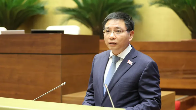 Bộ trưởng Bộ Tài chính Nguyễn Văn Thắng trình bày tờ trình của Chính phủ. Ảnh: QUANG PHÚC
