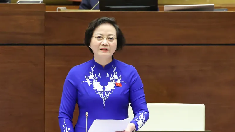 Bộ trưởng Bộ Nội vụ Phạm Thị Thanh Trà phát biểu giải trình, làm rõ một số vấn đề đại biểu Quốc hội nêu, sáng 14-5. Ảnh: QUANG PHÚC