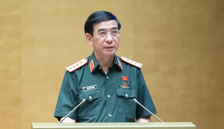 Bộ trưởng Bộ Quốc phòng Phan Văn Giang trình bày tờ trình về dự án Luật Tình trạng khẩn cấp. Ảnh: QUANG PHÚC 