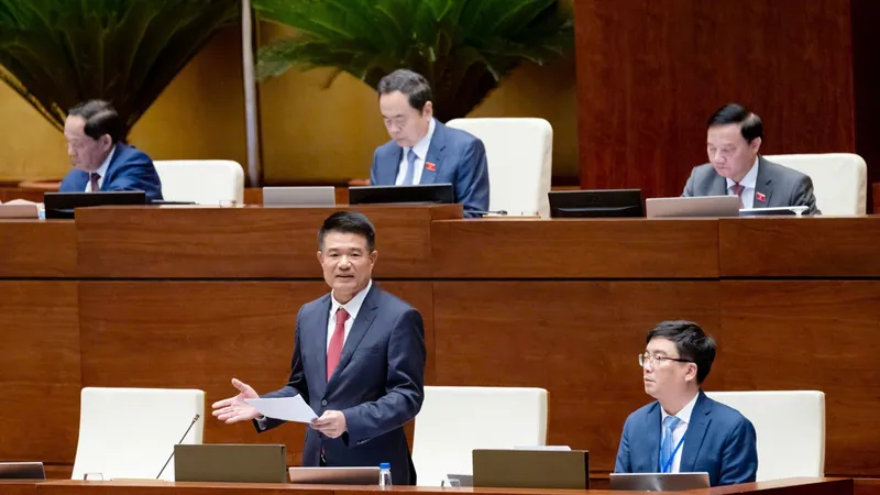 Viện trưởng Viện Kiểm sát nhân dân tối cao Nguyễn Huy Tiến phát biểu giải trình chiều 27-5. Ảnh: VIẾT CHUNG
