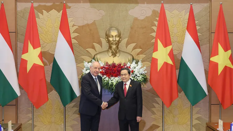 Chủ tịch Quốc hội Trần Thanh Mẫn hội kiến Tổng thống Hungary Sulyok Tamás, chiều 28-5. Ảnh: QUANG PHÚC