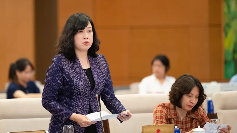 Bộ trưởng Bộ Y tế Đào Hồng Lan trình bày tờ trình tại phiên họp 