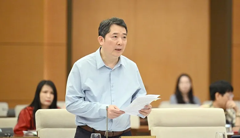 Thứ trưởng Bộ Tài chính Cao Anh Tuấn phát biểu tại phiên họp UBTVQH chiều 4-6