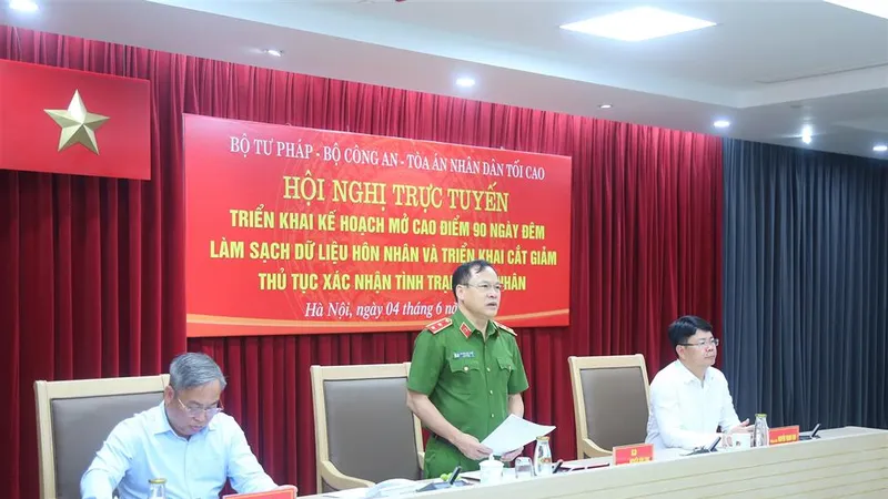 Trung tướng Nguyễn Văn Long, Thứ trưởng Bộ Công an (giữa); đồng chí Nguyễn Thanh Tịnh, Thứ trưởng Bộ Tư pháp (bên phải); đồng chí Phạm Quốc Hưng, Phó Chánh án Tòa án nhân dân tối cao đồng chủ trì Hội nghị