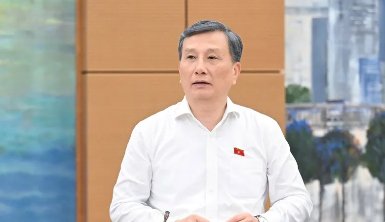 Chủ nhiệm Ủy ban Khoa học, Công nghệ và Môi trường Lê Quang Huy báo cáo tại phiên họp