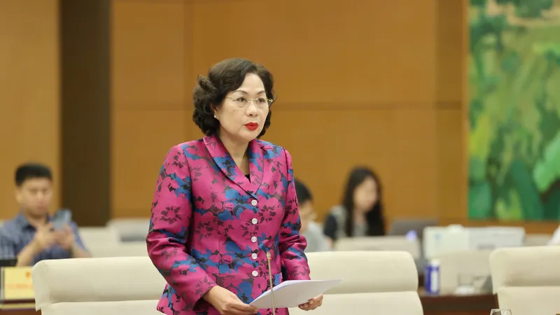 Thống đốc Ngân hàng Nhà nước Nguyễn Thị Hồng giải trình tại phiên họp. Ảnh: QUANG PHÚC