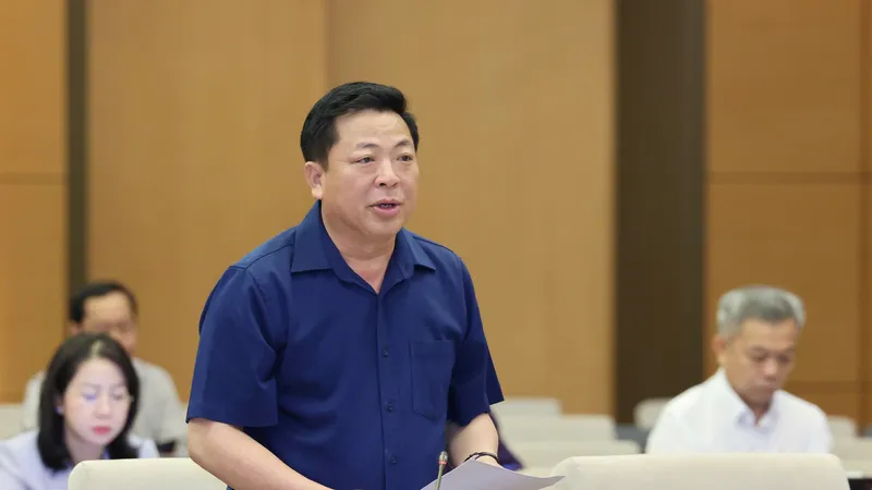 Bộ trưởng Bộ Xây dựng Trần Hồng Minh trình bày tờ trình về dự án đường Vành đai 4 TPHCM. Ảnh: QUANG PHÚC 