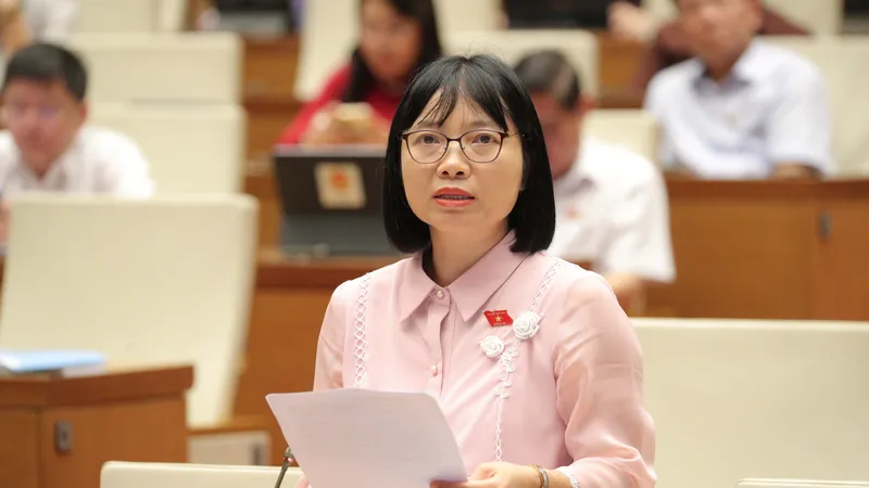 ĐB Nguyễn Thị Việt Nga (Hải Dương) phát biểu tại hội trường Diên Hồng. Ảnh: PHẠM THẮNG