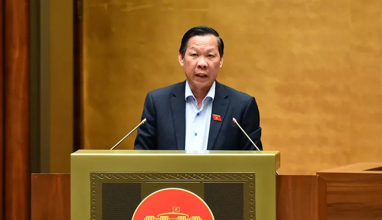 Chủ nhiệm Ủy ban Kinh tế và Tài chính Phan Văn Mãi báo cáo trước khi Quốc hội biểu quyết thông qua dự thảo luật