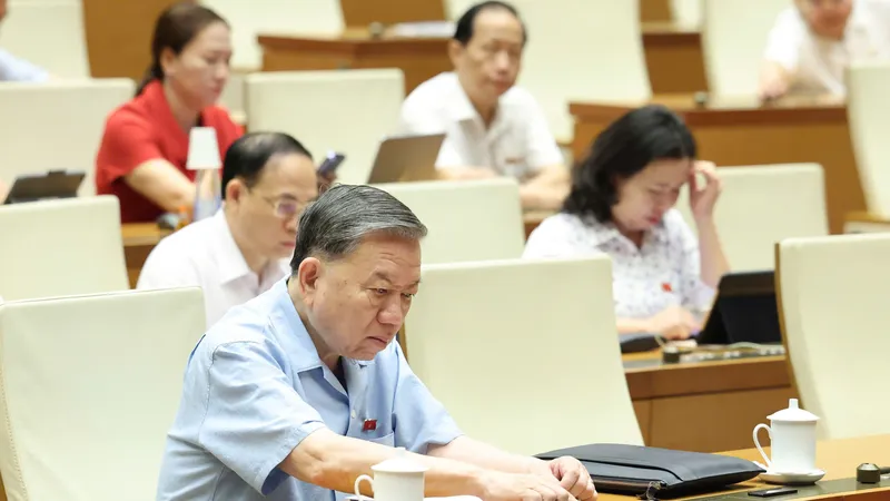 Tổng Bí thư Tô Lâm và các đại biểu Quốc hội bấm nút biểu quyết thông qua các luật, sáng 14-6. Ảnh: QUANG PHÚC