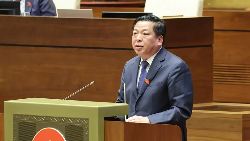 Bộ trưởng Bộ Xây dựng Trần Hồng Minh báo cáo Quốc hội về dự án đường vành đai 4 TPHCM. Ảnh: QUANG PHÚC