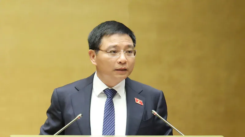Bộ trưởng Bộ Tài chính Nguyễn Văn Thắng trình bày tờ trình tại phiên họp. Ảnh: QUANG PHÚC