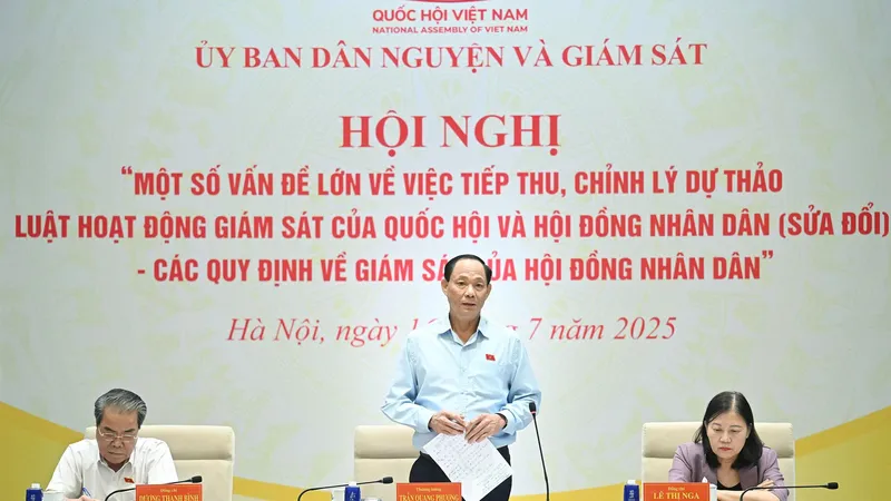 Phó Chủ tịch Quốc hội Trần Quang Phương phát biểu tại hội nghị 