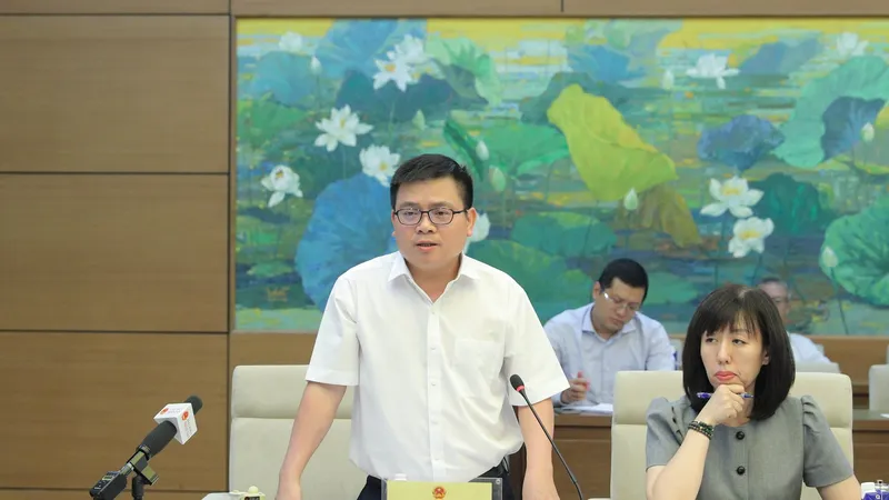 Thứ trưởng Bộ Công thương Trương Thanh Hoài báo cáo tại cuộc làm việc chiều 21-7