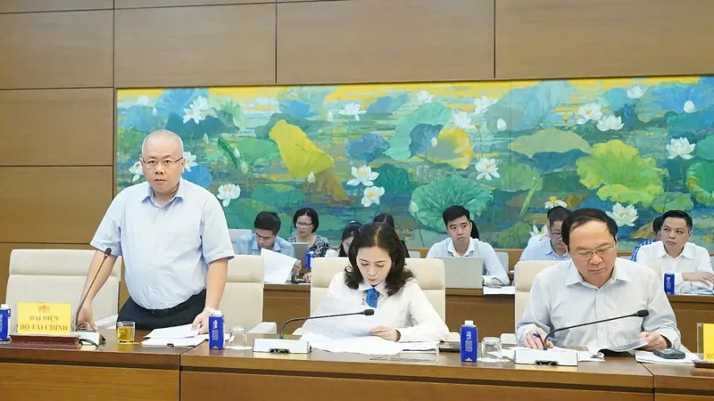 Thứ trưởng Bộ Tài chính Đỗ Thành Trung báo cáo tại cuộc làm việc