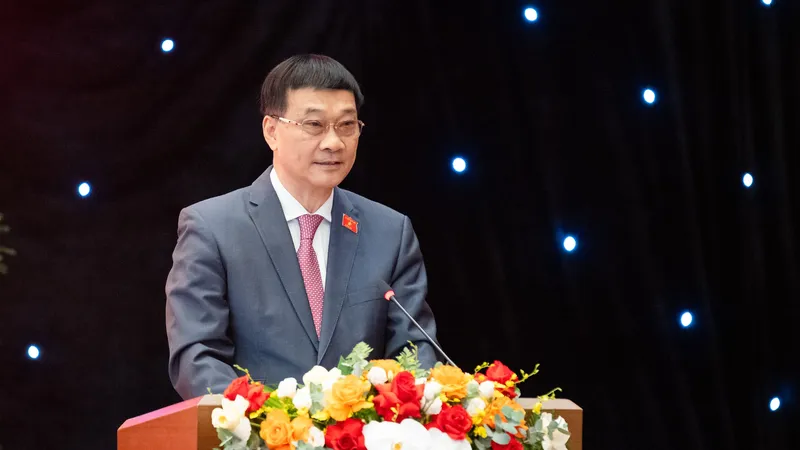 Phó Chủ tịch Quốc hội Vũ Hồng Thanh tổng kết phiên thảo luận. Ảnh: HỒ LONG 