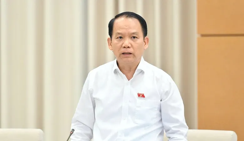 Chủ nhiệm Ủy ban Pháp luật và Tư pháp Hoàng Thanh Tùng báo cáo tại phiên họp UBTVQH chiều 11-8