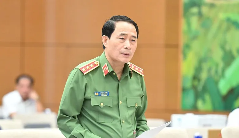 Thứ trưởng Bộ Công an Lê Quốc Hùng trình bày tờ trình về dự án luật