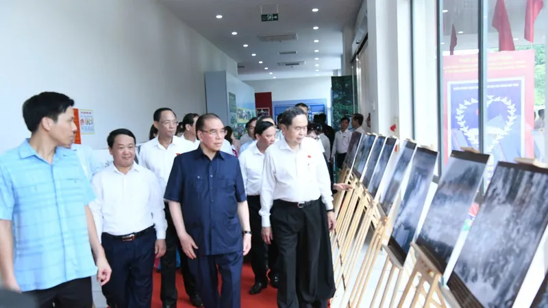 Nguyên Tổng Bí thư Nông Đức Mạnh, Chủ tịch Quốc hội Trần Thanh Mẫn và các đại biểu tham quan triển lãm chuyên đề “Từ Quốc dân Đại hội Tân Trào đến Quốc hội hôm nay”. Ảnh: LÂM HIỂN