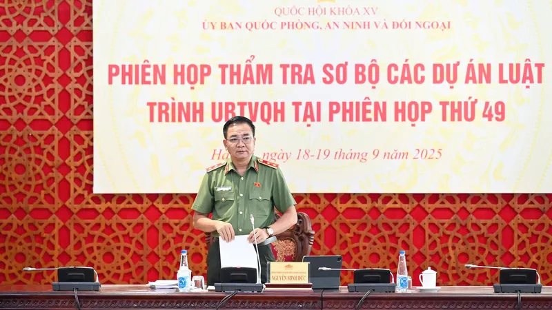 Phó Chủ nhiệm Ủy ban Quốc phòng, An ninh và Đối ngoại, Trung tướng Nguyễn Minh Đức phát biểu kết luận phiên họp