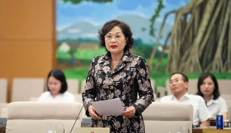 Thống đốc Ngân hàng Nhà nước Nguyễn Thị Hồng trình bày tờ trình tại phiên họp