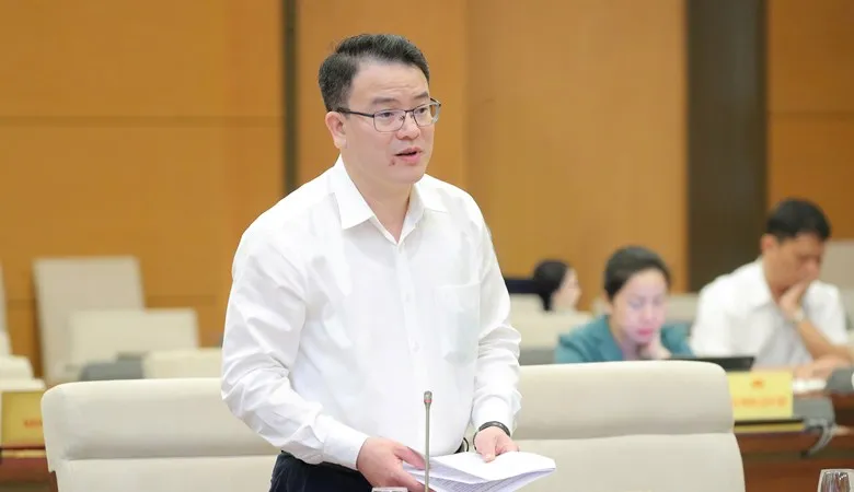 Thứ trưởng Bộ Tài chính Trần Quốc Phương trình bày tờ trình của Chính phủ tại phiên họp 