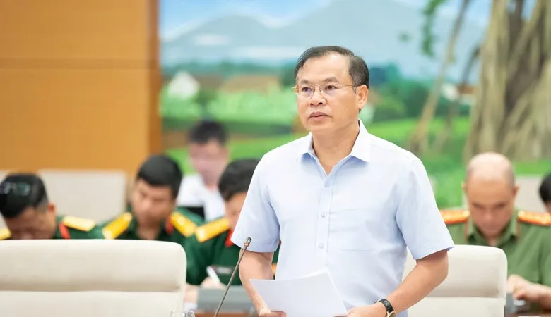 Thứ trưởng Bộ Công an Nguyễn Văn Long báo cáo tại phiên họp 