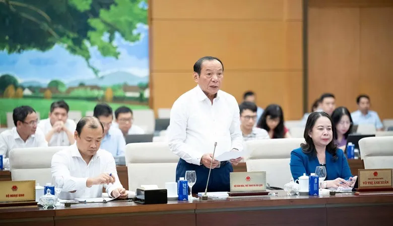 Bộ trưởng Bộ VH-TT-DL Nguyễn Văn Hùng trình bày về dự thảo sửa đổi Luật Báo chí