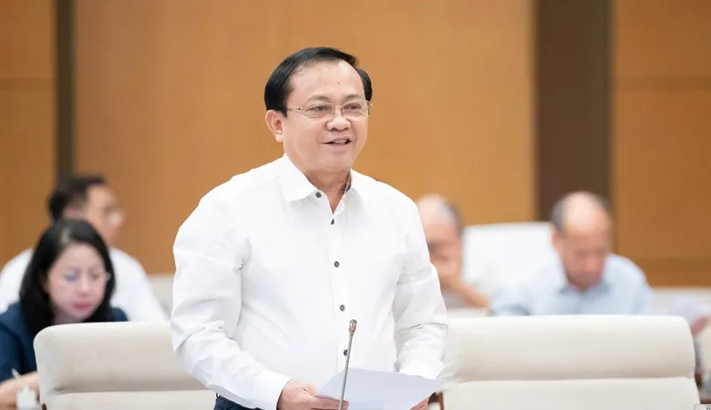 Thứ trưởng Bộ Tài chính Lê Tấn Cận báo cáo tại phiên họp 