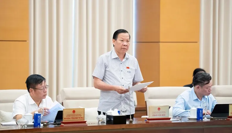Chủ nhiệm Ủy ban Kinh tế và Tài chính Phan Văn Mãi báo cáo quan điểm thẩm tra 