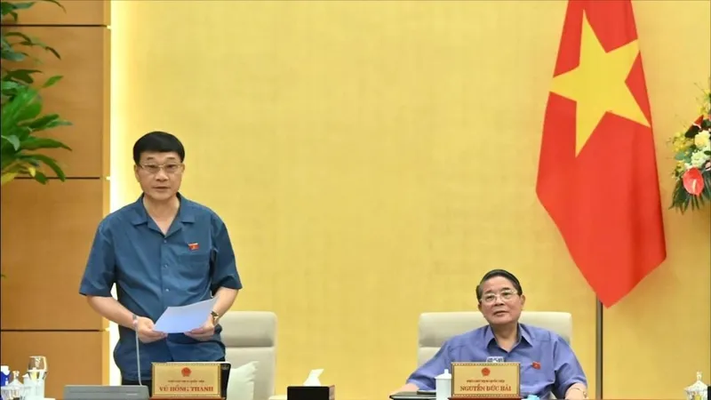 Phó Chủ tịch Quốc hội Vũ Hồng Thanh điều hành thảo luận 