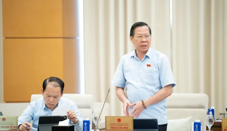 Chủ nhiệm Ủy ban Kinh tế và Tài chính Phan Văn Mãi phát biểu tại phiên họp 