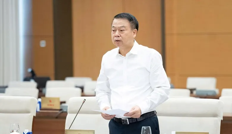 Thứ trưởng Bộ Tài chính Nguyễn Đức Chi trình bày tờ trình dự thảo nghị quyết