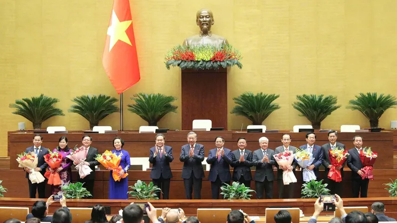 Lãnh đạo Đảng, Nhà nước tặng hoa chúc mừng các đồng chí vừa được bổ nhiệm. Ảnh: VIẾT CHUNG 
