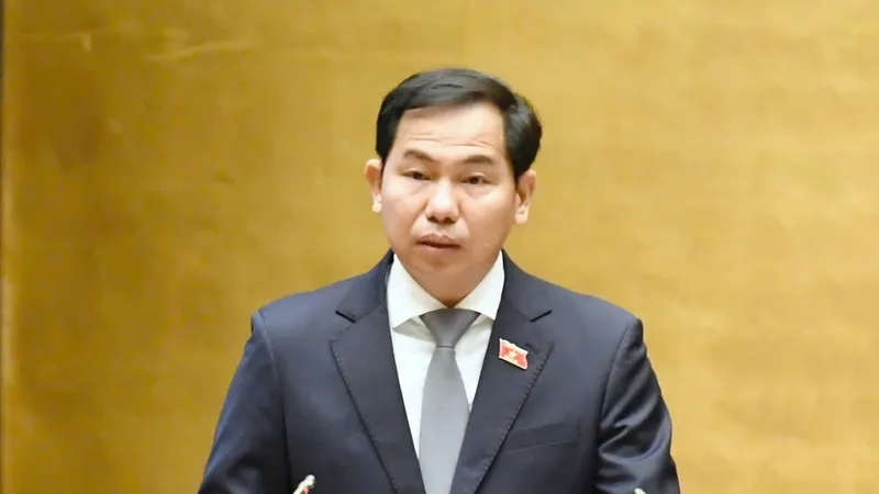 Tổng Thư ký Quốc hội - Chủ nhiệm Văn phòng Quốc hội Lê Quang Mạnh trình bày báo cáo của Đoàn giám sát của Quốc hội về việc thực hiện chính sách, pháp luật về bảo vệ môi trường, sáng 28-10. Ảnh: VIẾT CHUNG
