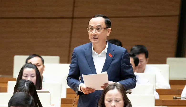 ĐB Nguyễn Ngọc Sơn (Hải Phòng) phát biểu tại hội trường sáng 28-10. Ảnh: QUANG PHÚC