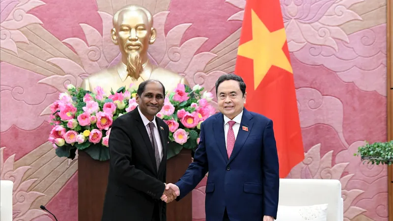 Chủ tịch Quốc hội Trần Thanh Mẫn tiếp Đại sứ Singapore tại Việt Nam Jaya Ratnam. Ảnh: VIẾT CHUNG 