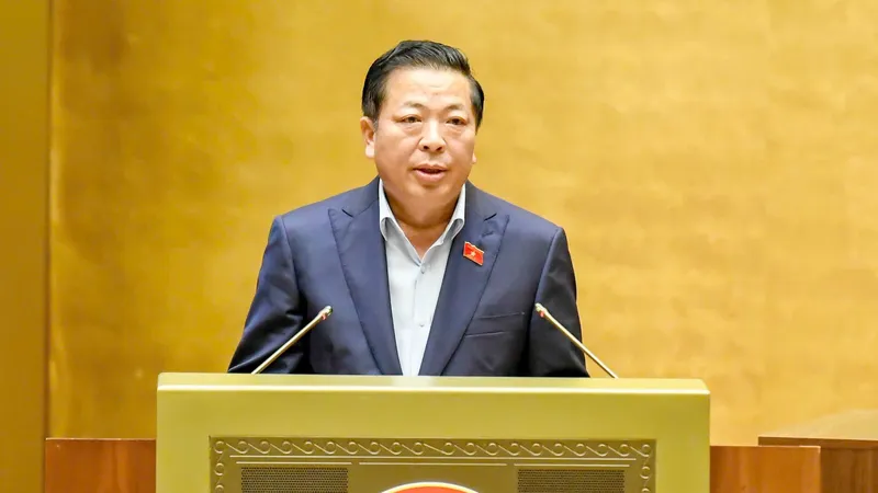 Bộ trưởng Bộ Xây dựng Trần Hồng Minh trình bày tờ trình về chủ trương đầu tư dự án xây dựng Cảng hàng không quốc tế Gia Bình, sáng 14-11. Ảnh: VIẾT CHUNG