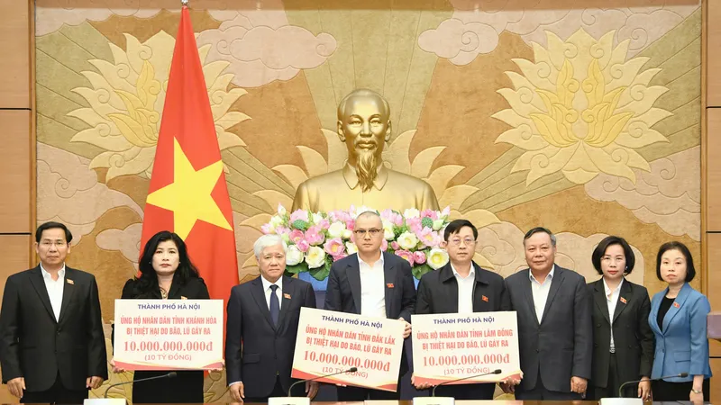 Phó Chủ tịch Thường trực Quốc hội Đỗ Văn Chiến và Tổng Thư ký Quốc hội, Chủ nhiệm Văn phòng Quốc hội Lê Quang Mạnh đã chứng kiến TP Hà Nội trao kinh phí hỗ trợ 3 tỉnh Đắk Lắk, Lâm Đồng và Khánh Hòa. Ảnh: VIẾT CHUNG 