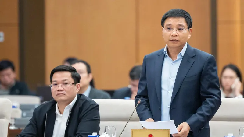 Bộ trưởng Bộ Tài chính Nguyễn Văn Thắng trình bày tờ trình của Chính phủ