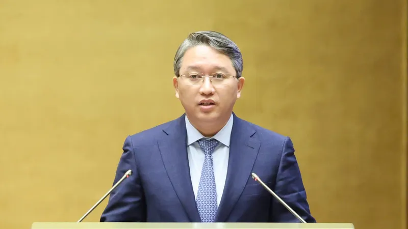 Bộ trưởng Bộ Tư pháp Nguyễn Hải Ninh trình bày báo cáo về công tác thi hành án năm 2025, sáng 9-12. Ảnh: QUANG PHÚC