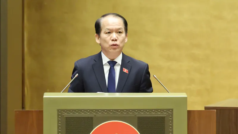 Chủ nhiệm Ủy ban Pháp luật và Tư pháp của Quốc hội Hoàng Thanh Tùng trình bày báo cáo thẩm tra, sáng 9-12. Ảnh: QUANG PHÚC