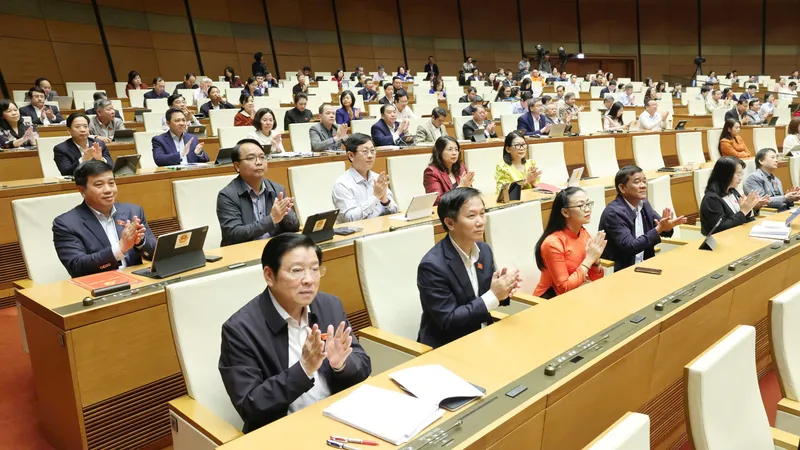 Đại biểu Quốc hội biểu quyết thông qua các luật, nghị quyết, sáng 10-12. Ảnh: QUANG PHÚC