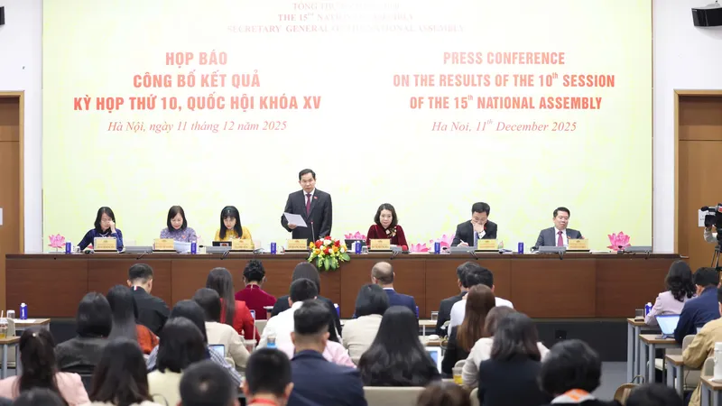 Tổng Thư ký, Chủ nhiệm Văn phòng Quốc hội Lê Quang Mạnh chủ trì họp báo. Ảnh: QUANG PHÚC 