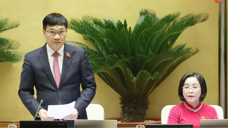 Phó Chủ tịch Quốc hội Vũ Hồng Thanh điều hành phiên họp Quốc hội sáng 11-12. Ảnh: QUANG PHÚC 