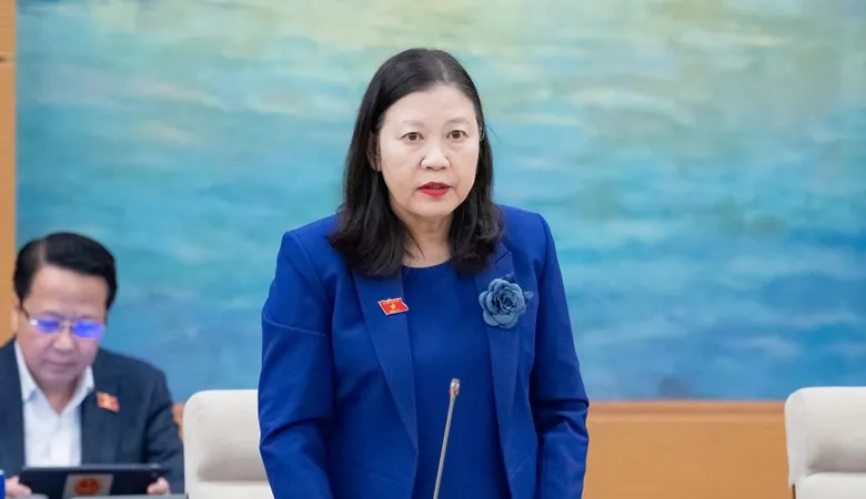 Phó Chủ nhiệm Thường trực Ủy ban Dân nguyện và Giám sát Lê Thị Nga trình bày về dự thảo nghị quyết 